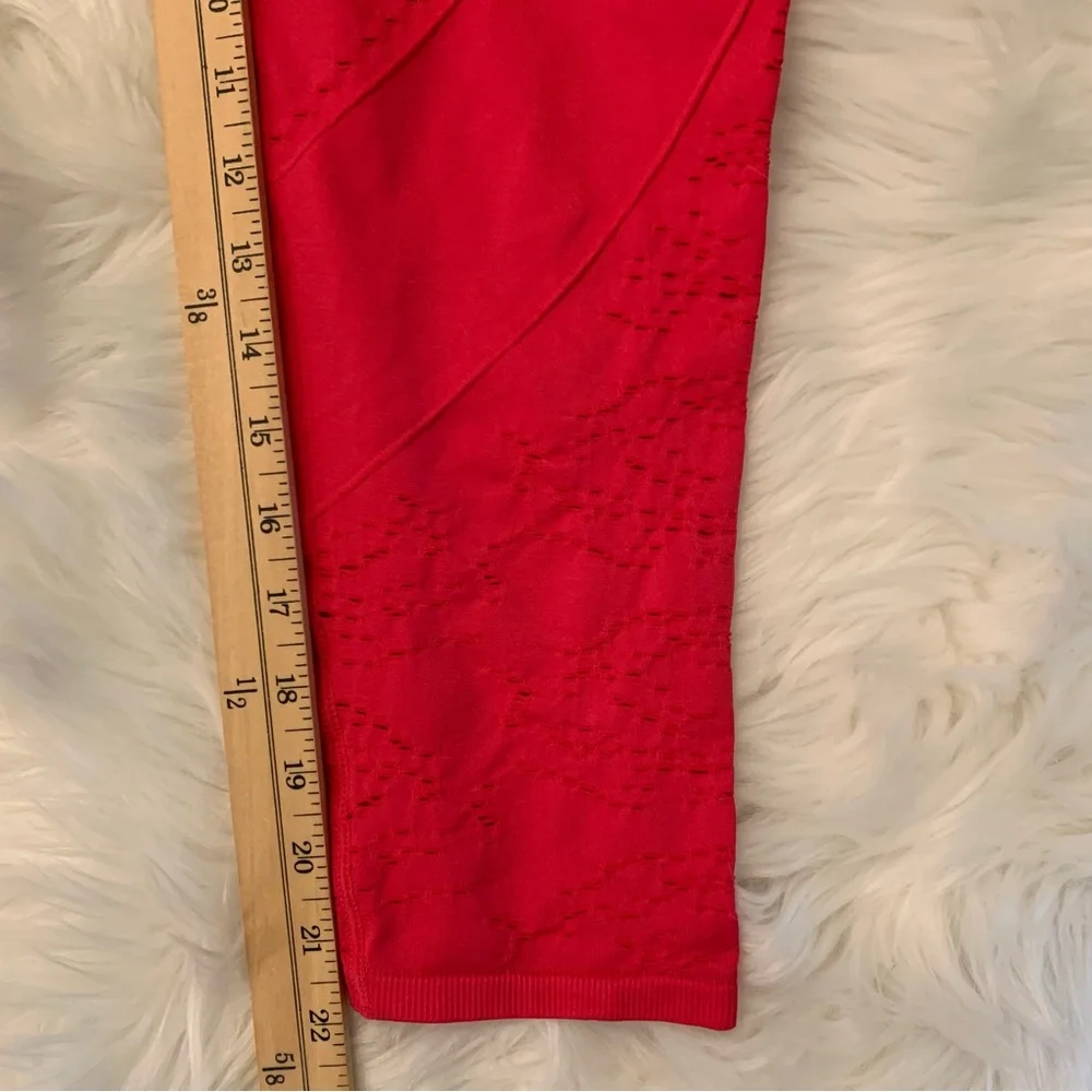 Fabletics Luciano Hot Pink Laser Cut out Crop Leggings 22” Large Activewear - Picture 7 of 15